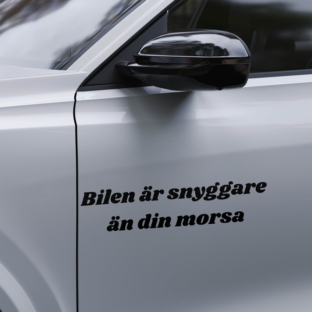 Bilen är snyggare  än din morsa - Dekal