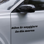 Bilen är snyggare  än din morsa - Dekal