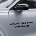 Akta dig, jag övar fortfarande - Dekal